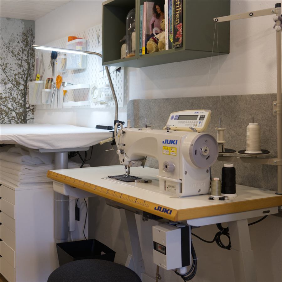 Industrienähmaschine am Arbeitsplatz im Atelier