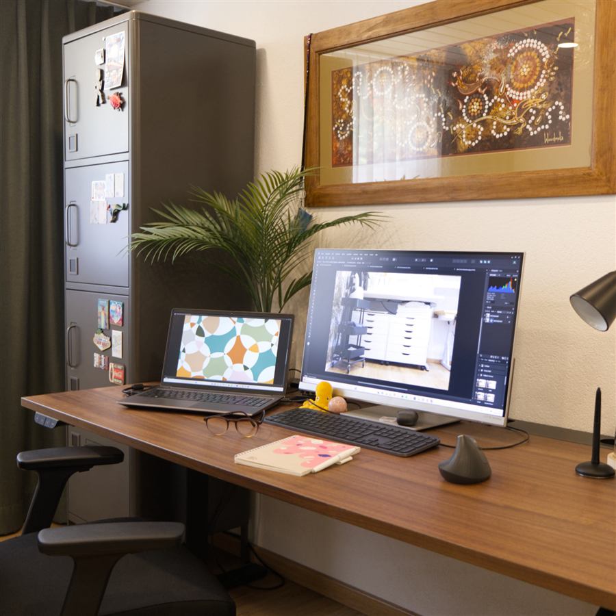 Arbeitsplatz mit Laptop und Bildbearbeitung am Bildschirm