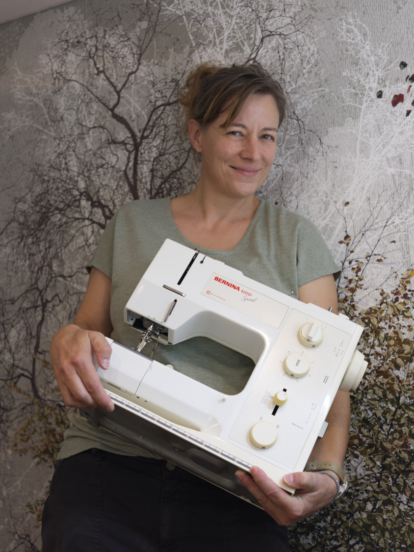 Myriam im Atelier mit der Nähmaschine ihrer Grossmutter